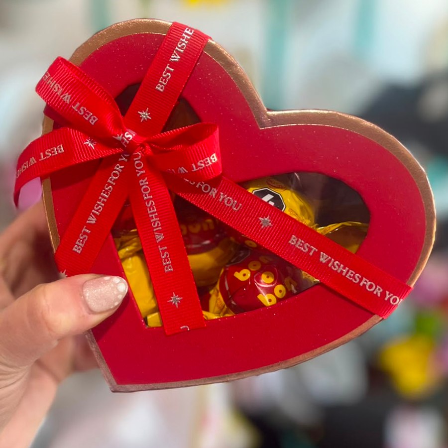 Caja corazón con 12 Bon o Bon