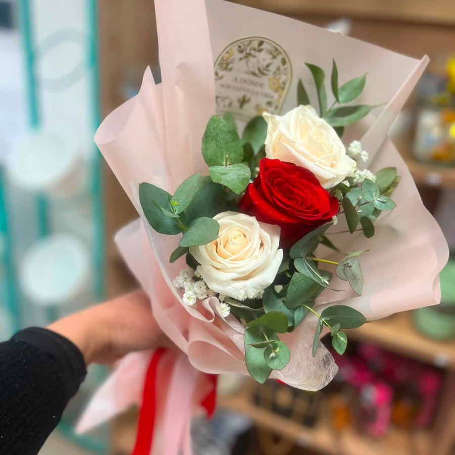 Ramo de tres rosas importadas